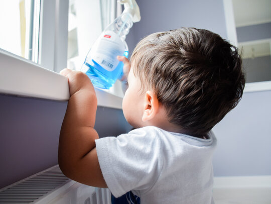 Bild: Kind greift nach Reinigungsmittel