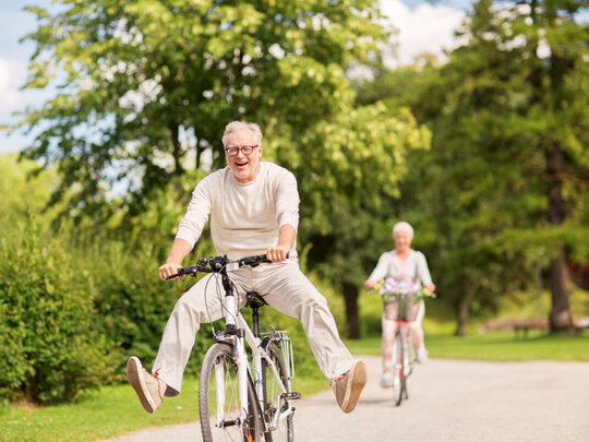 Bild: Senioren Paar fährt Fahrrad