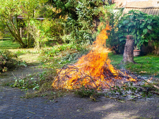 Gartenabfälle im Garten verbrennen