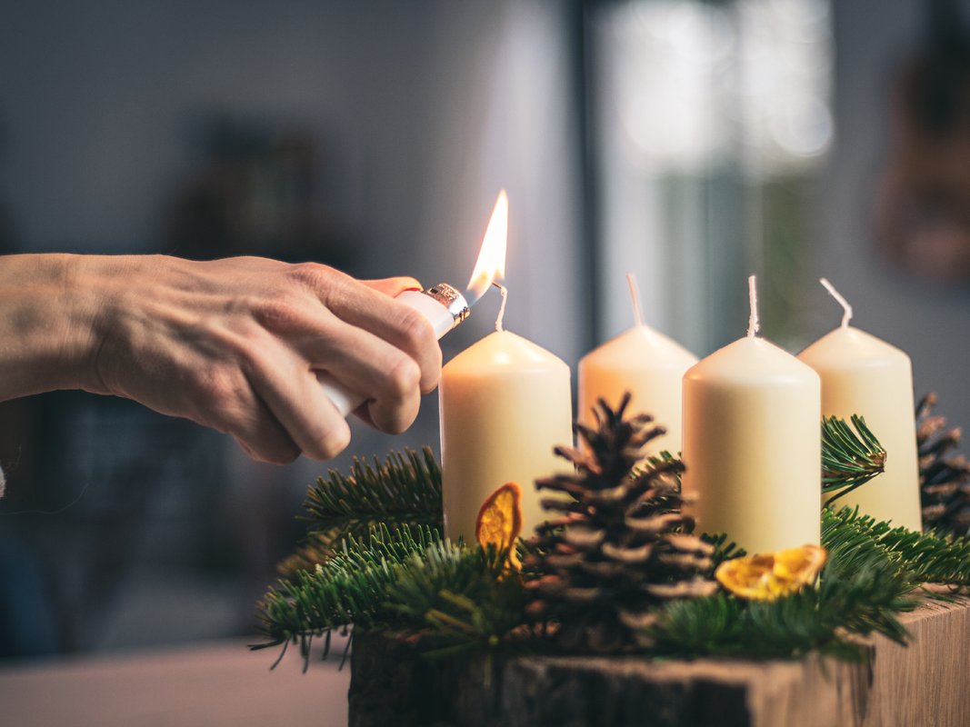 Anzünden eines Adventskranz