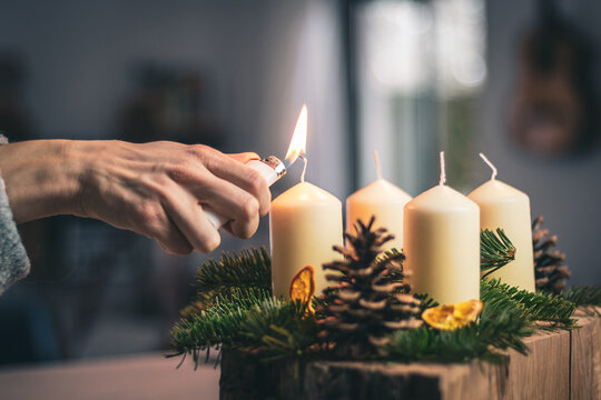 Anzünden der ersten Kerze auf dem Adventskranz