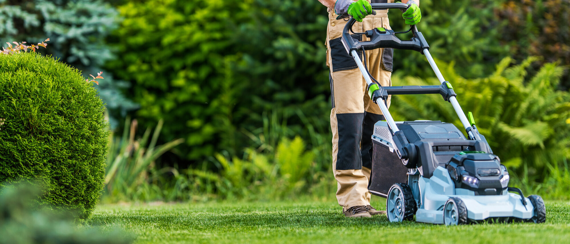 Durch eine Schutzausrüstung könne beim Rasenmähen Verletzungen verhindert werden