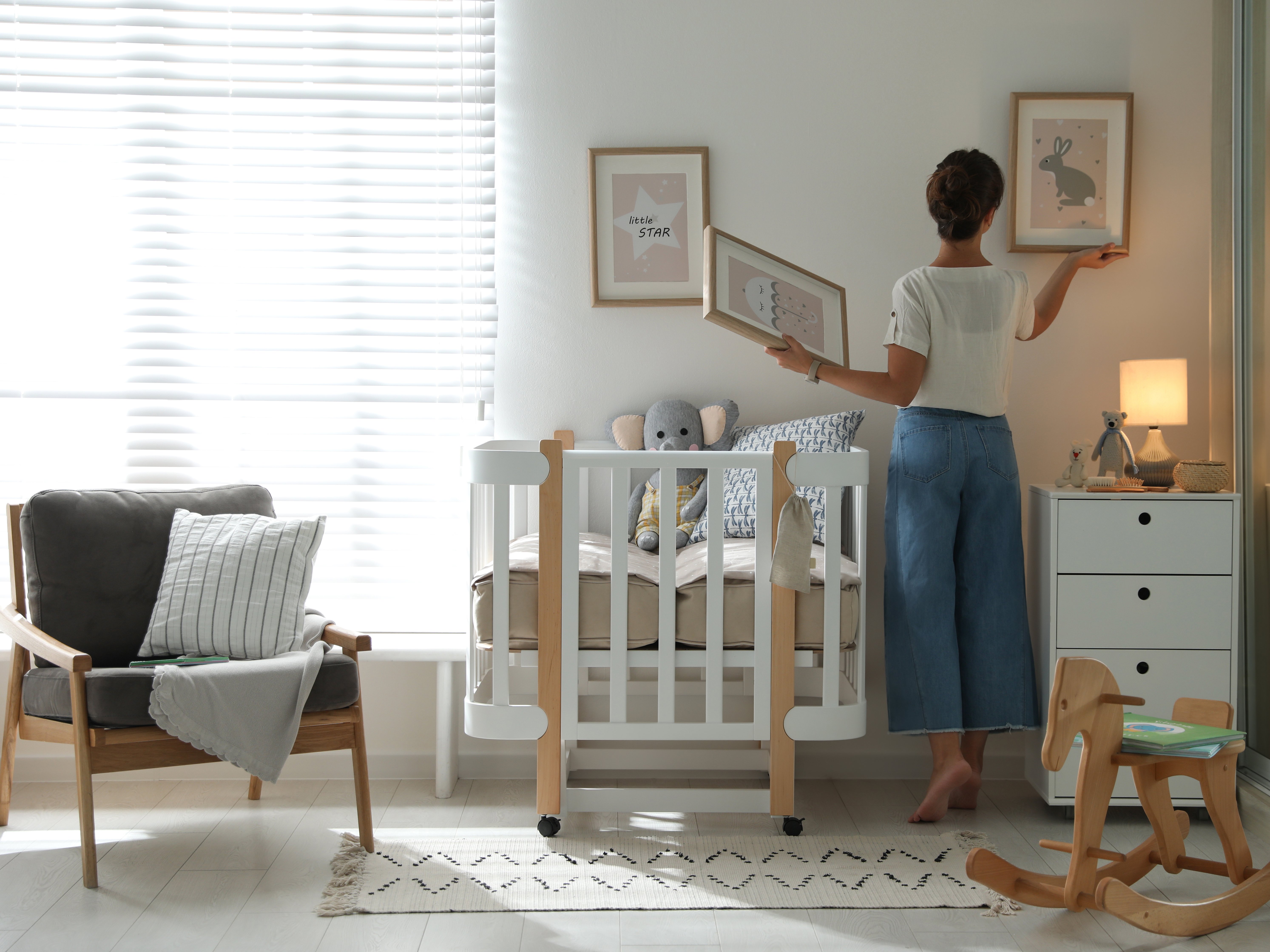 Bild: Mutter richtet Babyzimmer ein