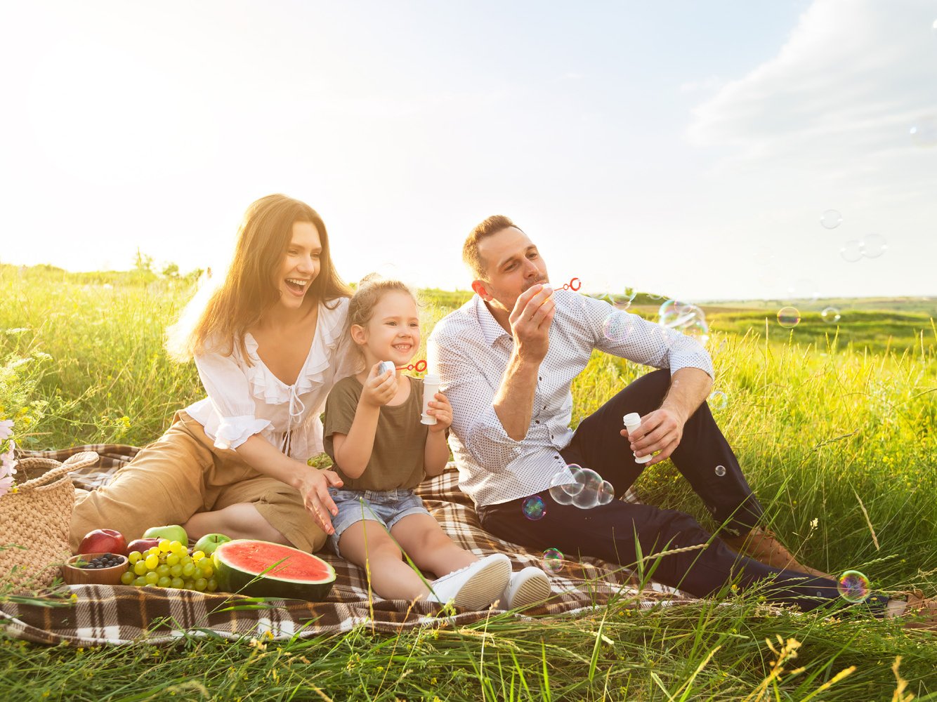Familie macht ein Picknick auf dem Feld