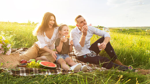 Familie macht ein Picknick im Grünen
