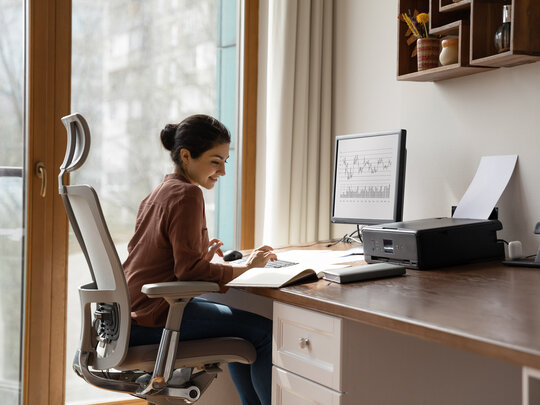 Frau arbeitet an einem Laptop im Homeoffice