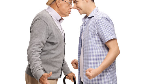 Ein junger und ein alter Mann stehen sich dicht gegenüber und streiten sich