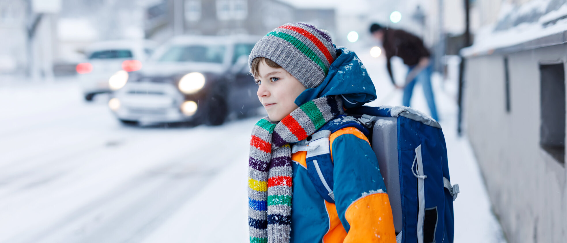 Schulkind auf dem Schulweg im Winter