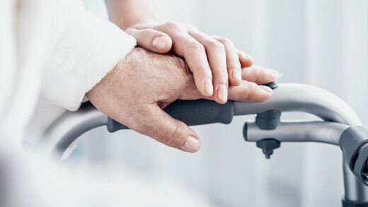 Bild: Senior am Rollator