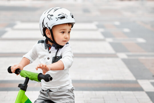 Bild: Kleines Kind fährt Laufrad