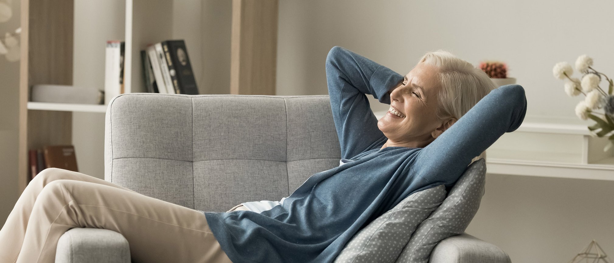 Seniorin entspannt auf einem Sessel