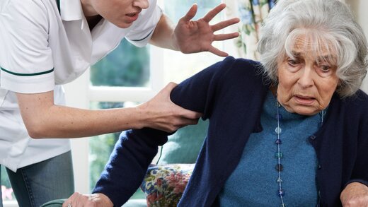 Eine Pflegerin wird gegenüber einer alten Dame handgreiflich