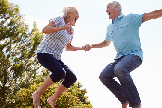 Zwei Senioren springen auf einem Trampolin