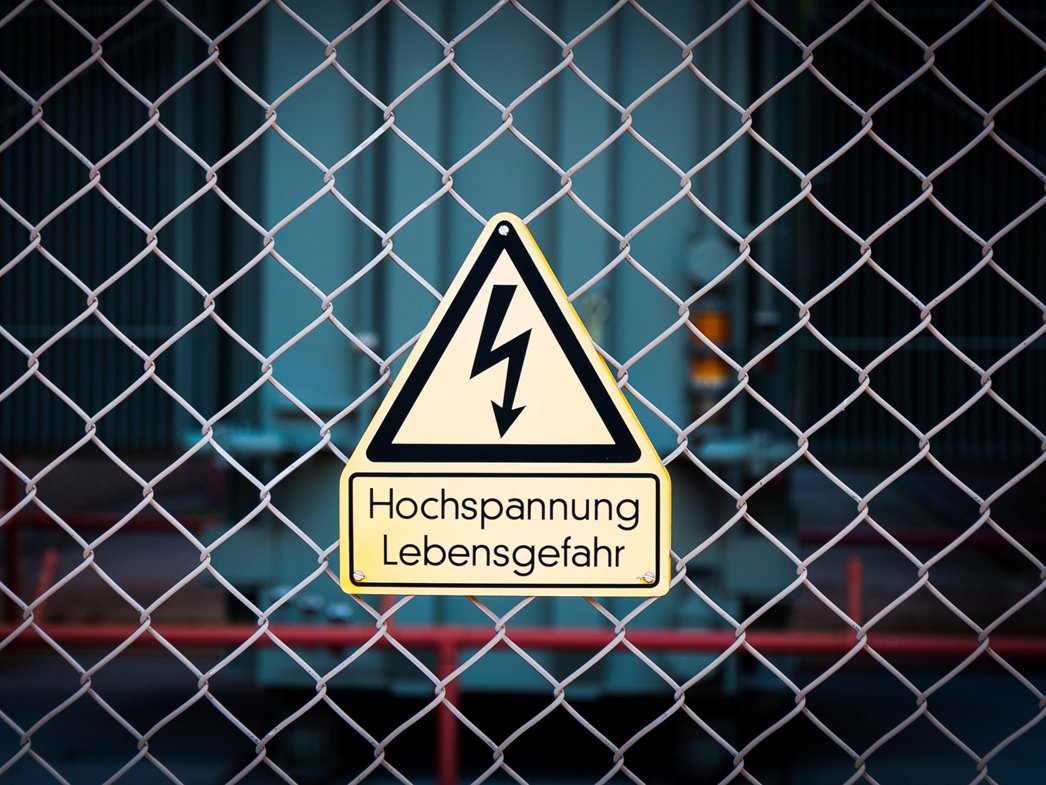 Schild: Hochspannung, Lebensgefahr