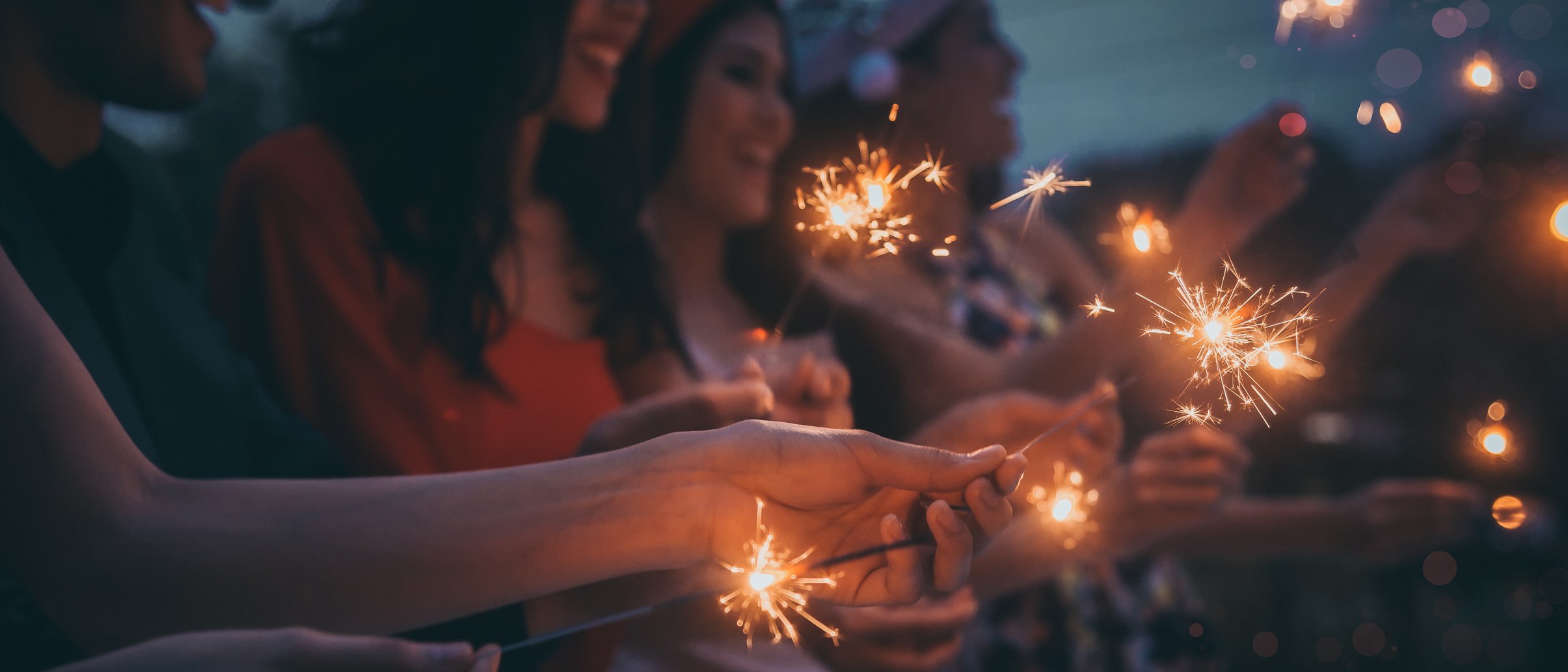 Freunde zünden an Silvester Wunderkerzen
