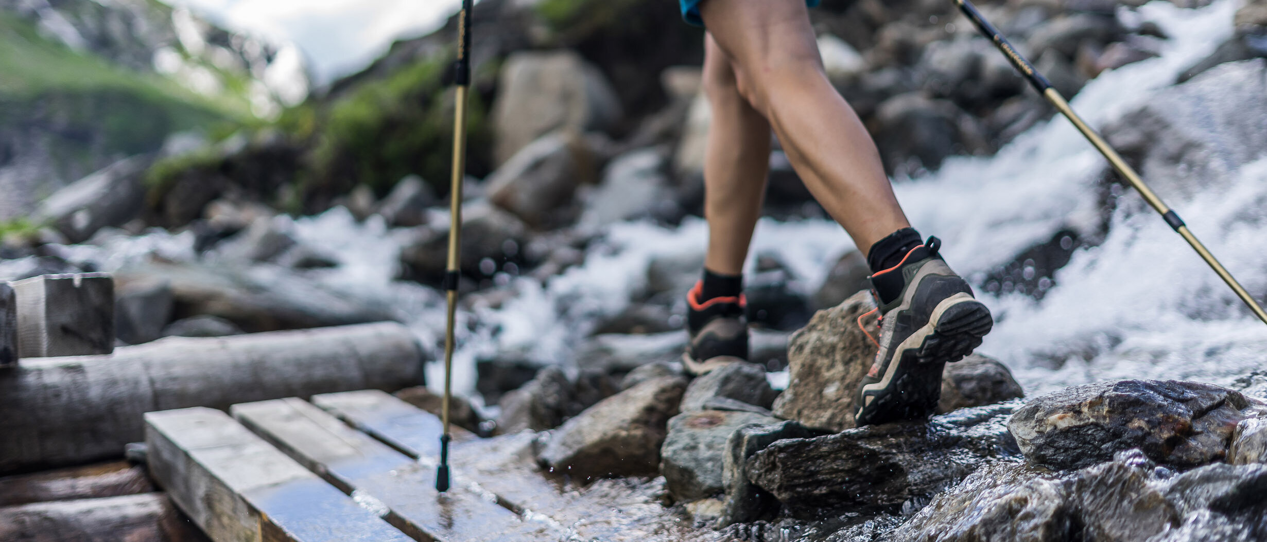 Nahaufnahme von den Beinen einer Person beim Wandern