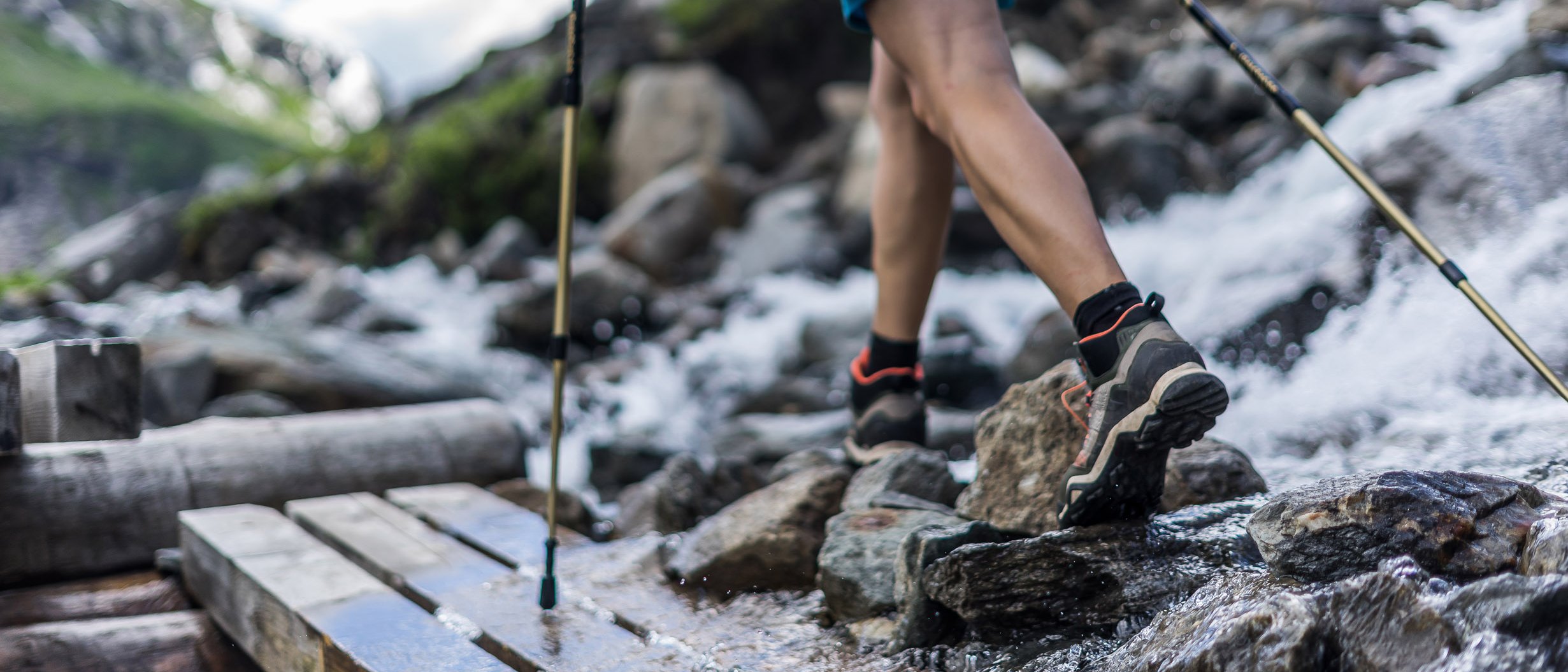 Nahaufnahme von den Beinen einer Person beim Wandern