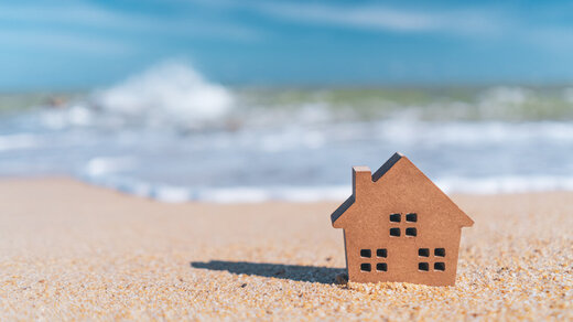 Modell eines kleinen Holzhauses am Strand.