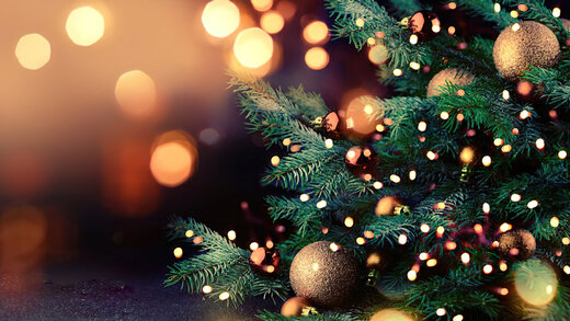 Bunte Lichterkette in einem Weihnachtsbaum