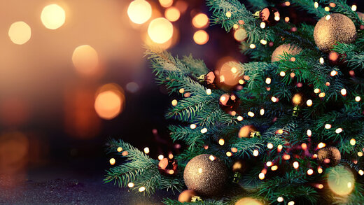 Eine Lichterkette in einem geschmückten Weihnachtsbaum