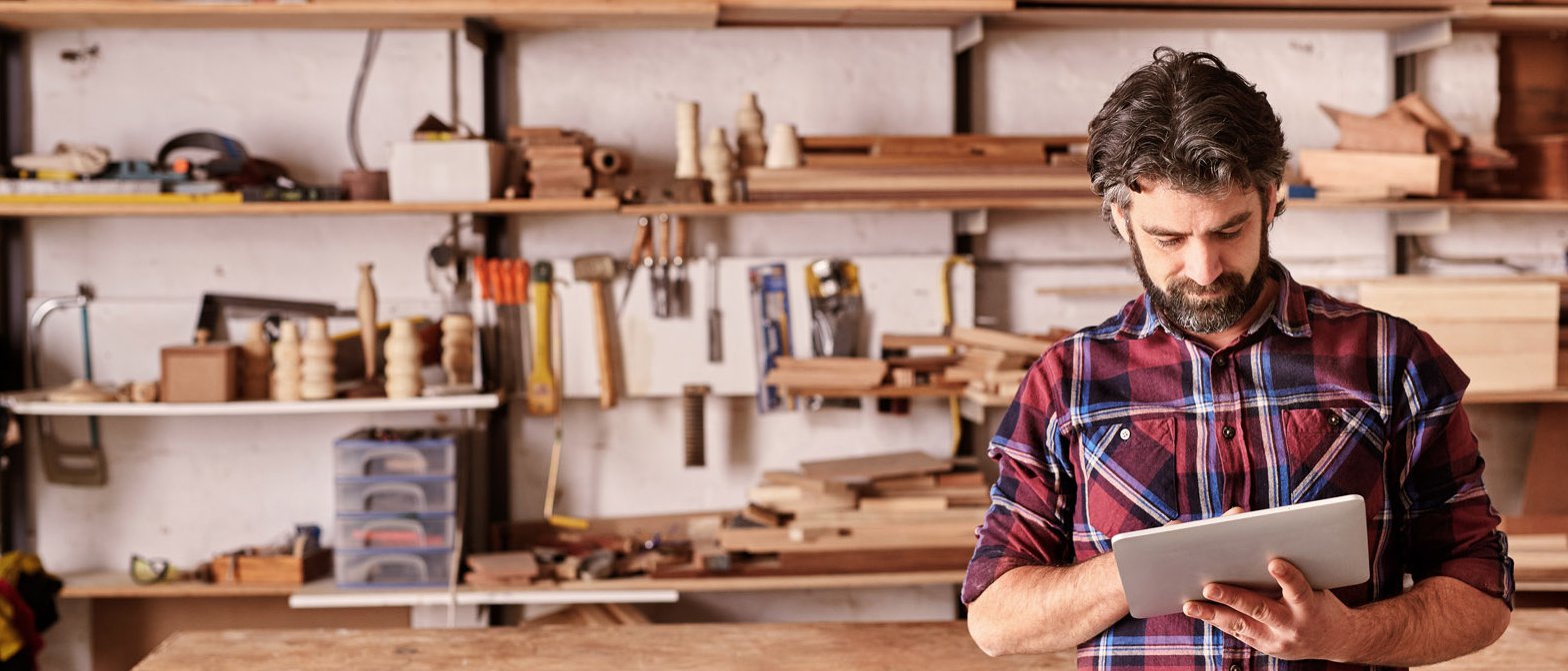 Heimwerker in seiner Werkstatt