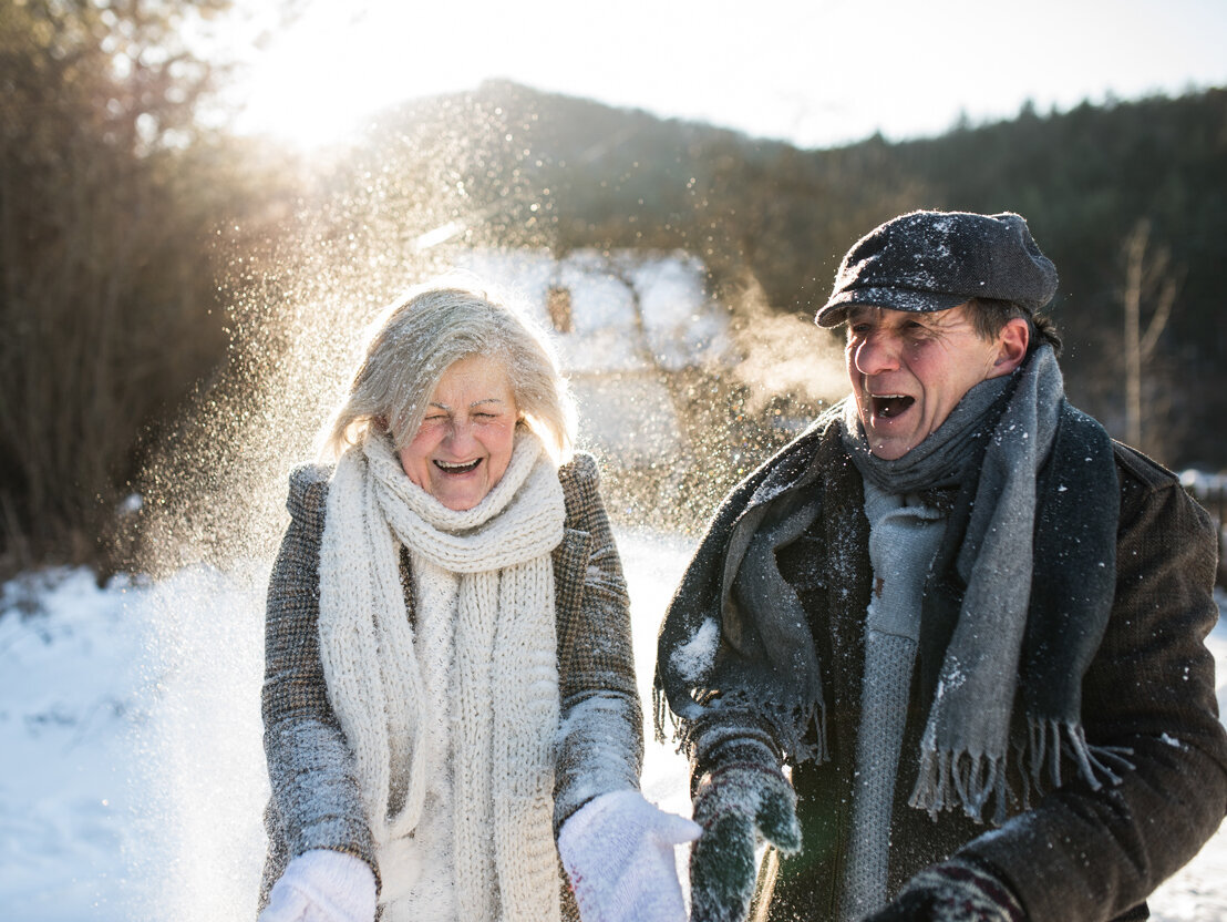 Bild: Zwei Senioren machen einen Spaziergang im Winter