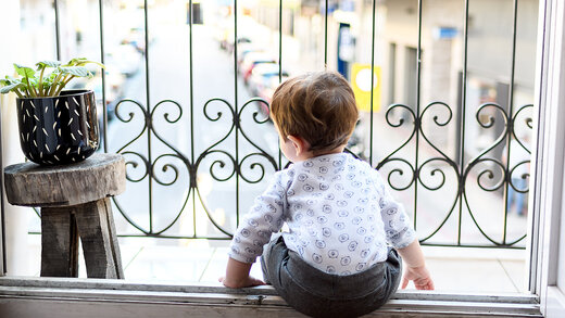 Kleinkind auf dem Balkon