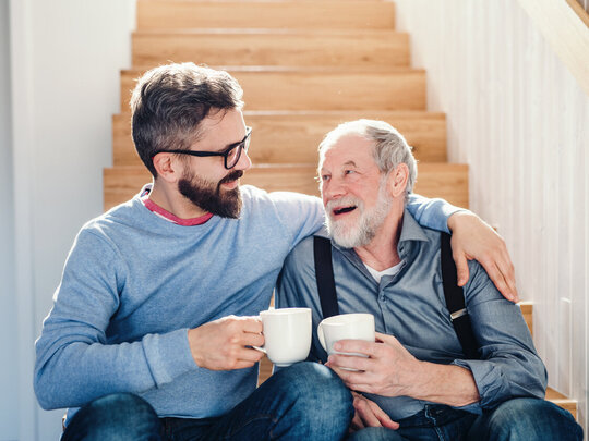 Bild: Sohn mit betagtem Vater