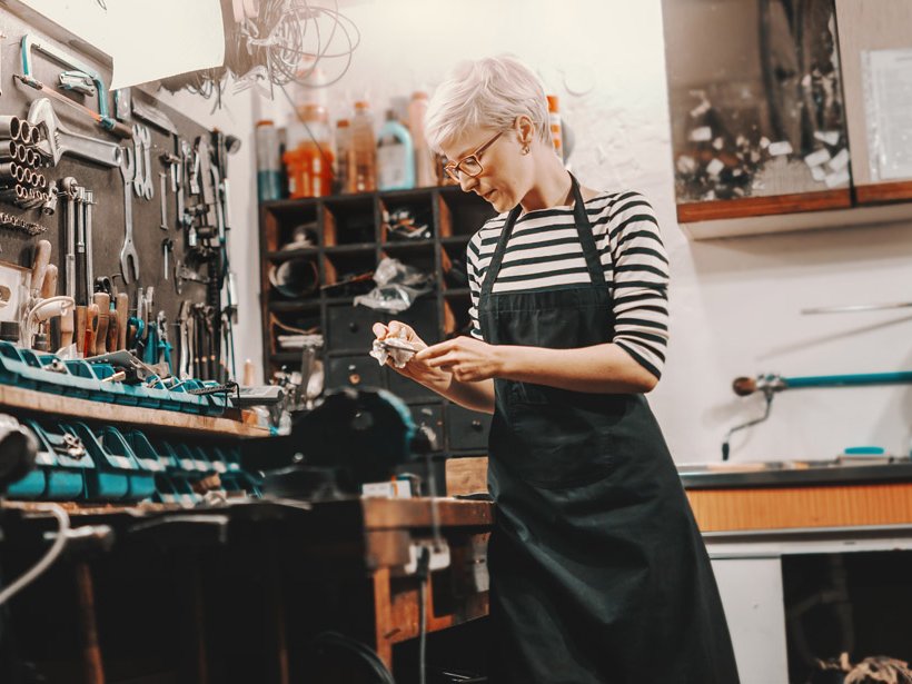 Person arbeitet in einer Hobbywerkstatt