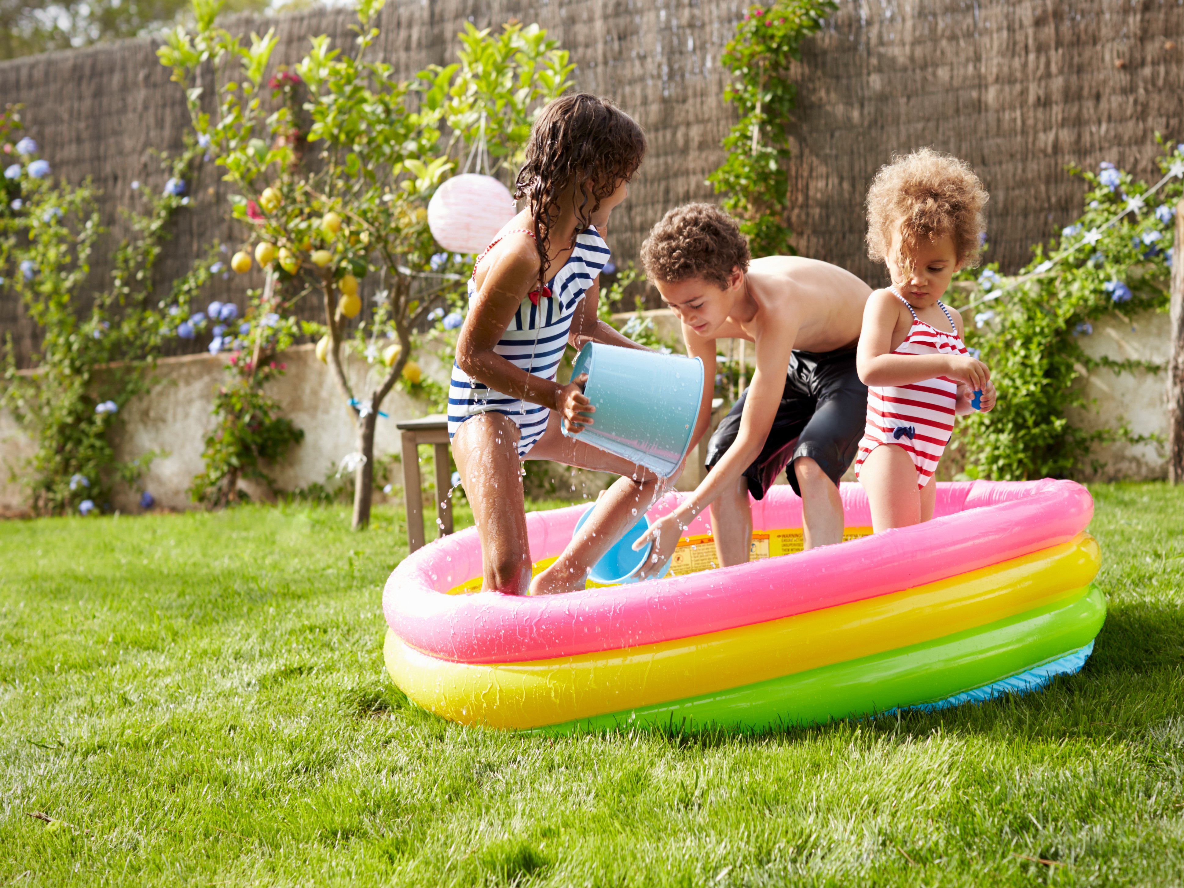 Kinder in einem Pool im Garten