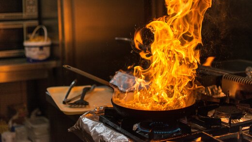 Brennende Pfanne in einer Küche