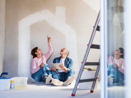 Bild: Senioren Paar renoviert eine Wohnung