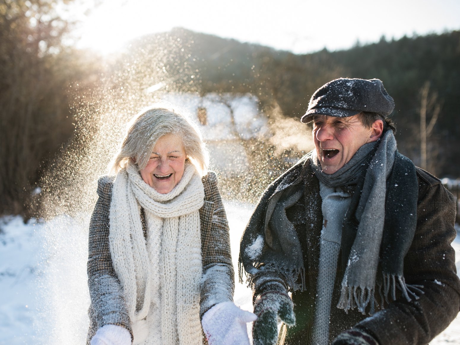 Senioren spazieren im Schnee