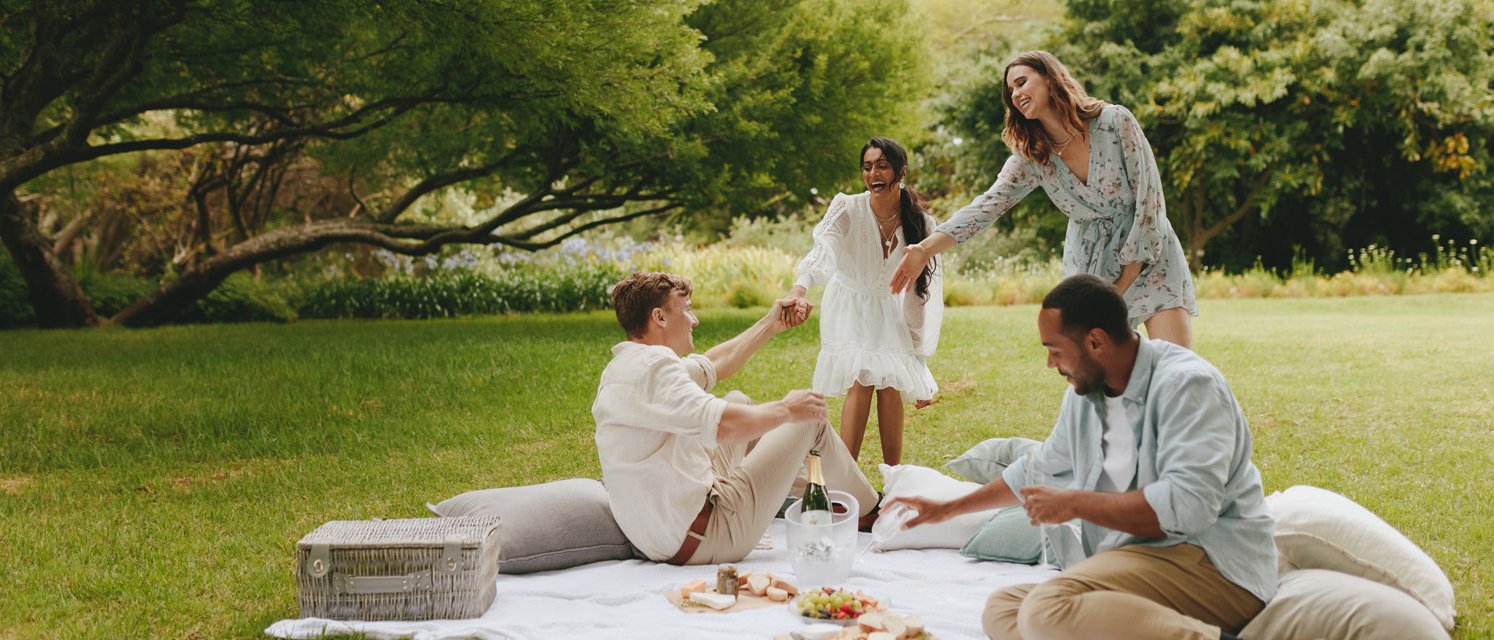 Freunde machen ein Picknick im Park