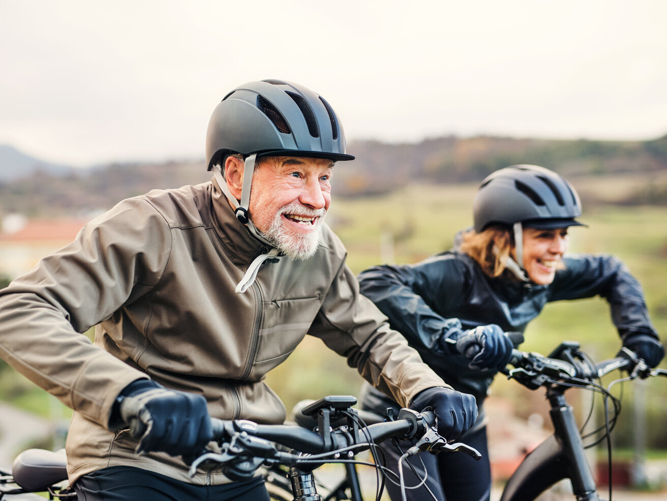 Senioren fahren E-Bikes