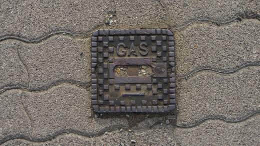 Nahaufnahme eines Gasdeckels auf der Straße