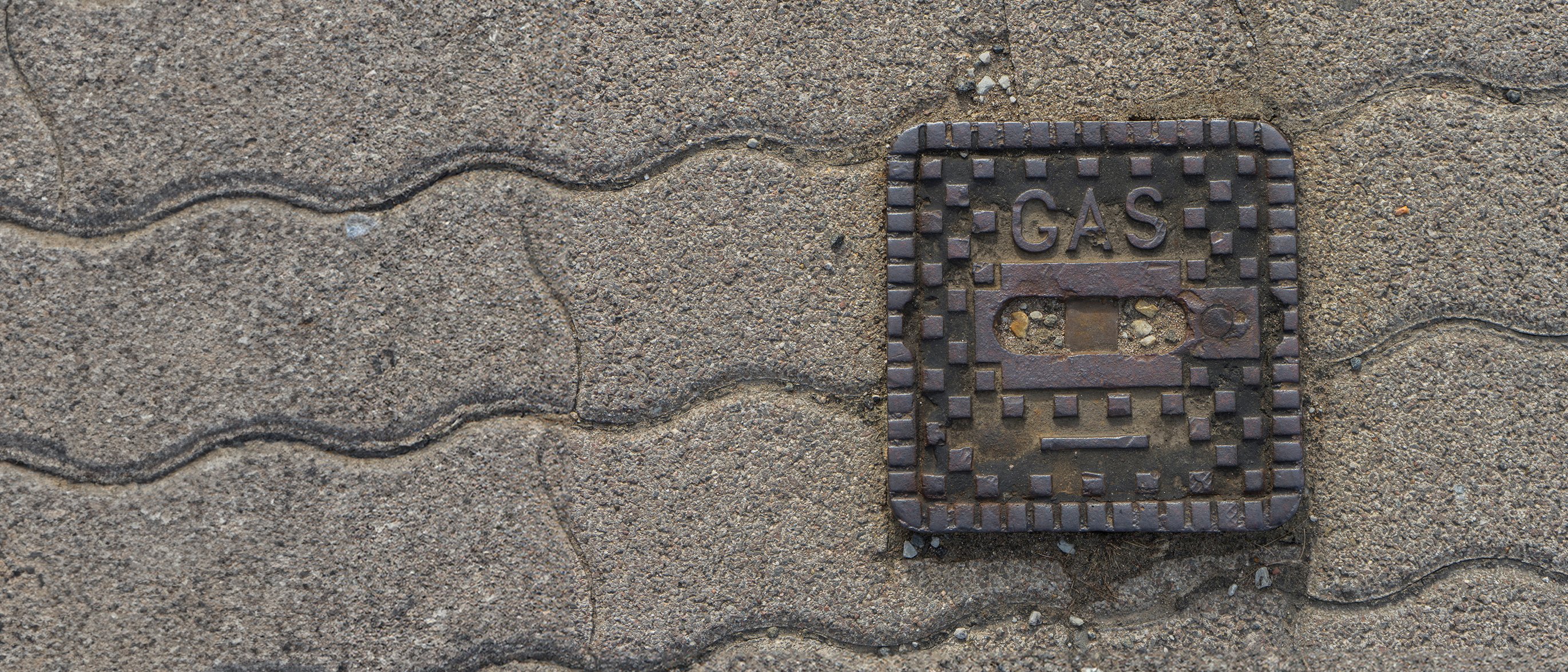 Nahaufnahme eines Gasdeckels auf der Straße