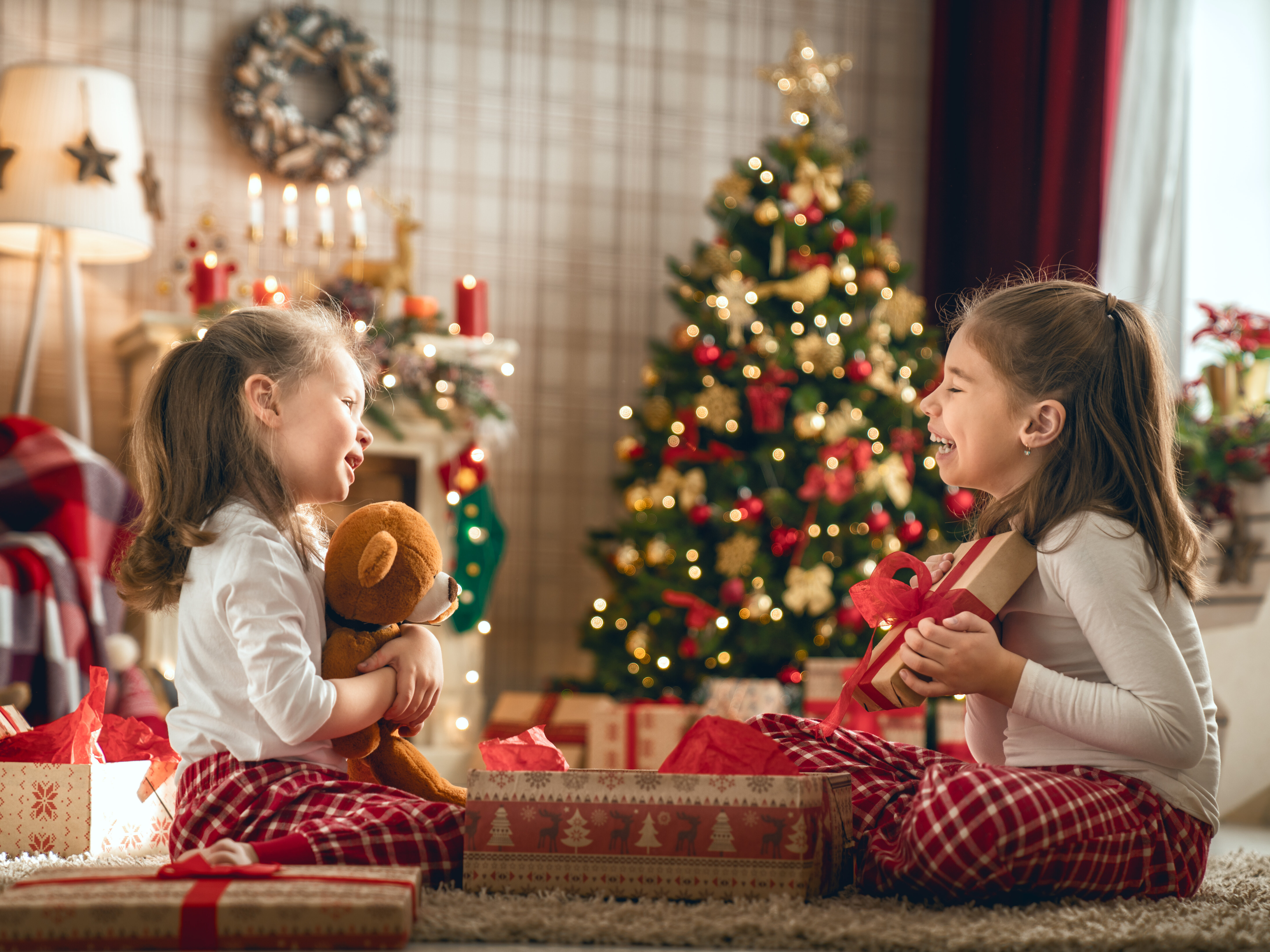 Kinder mit sicheren Weihnachtsgeschenken