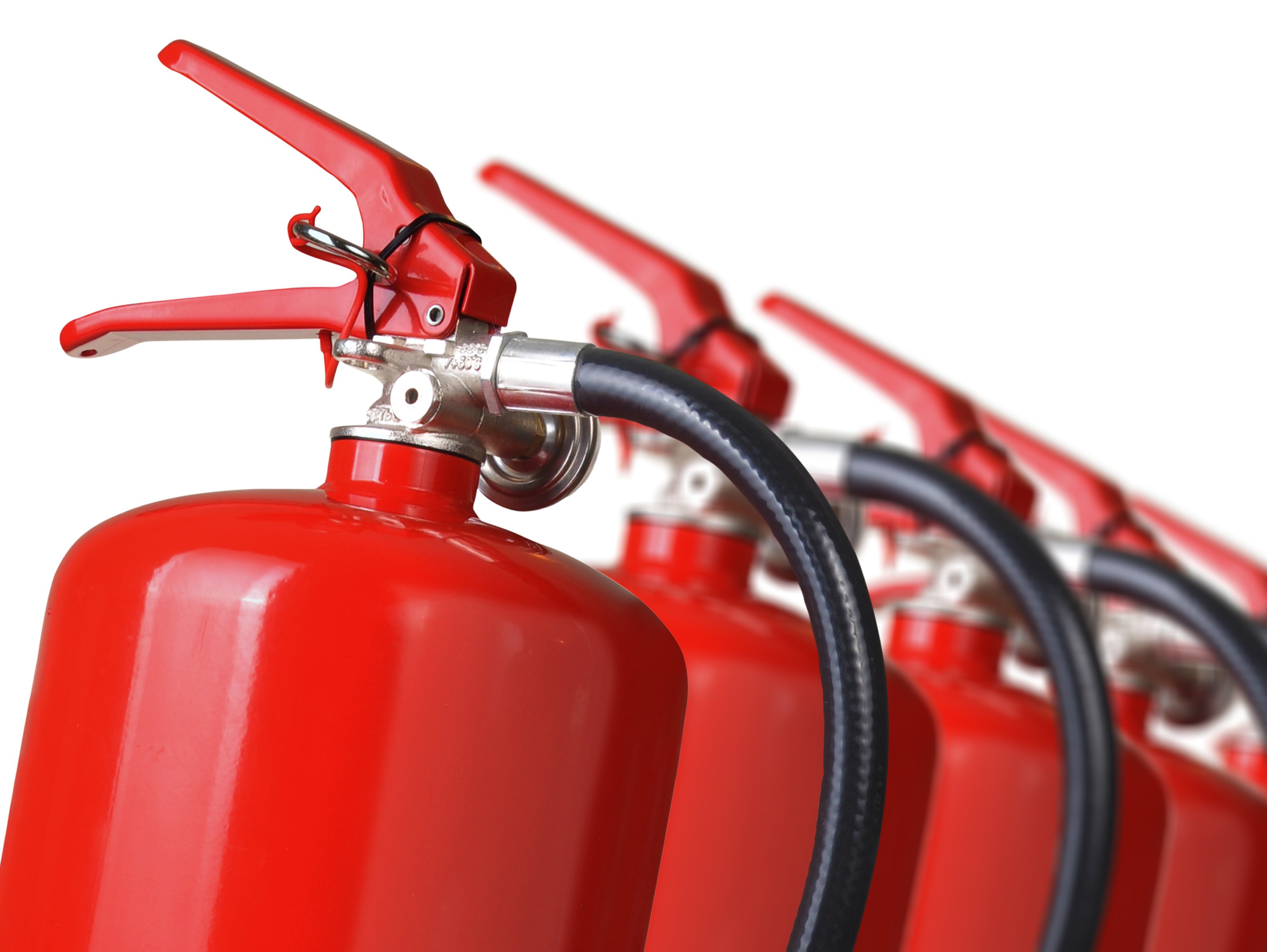 Eine Reihe roter Feuerlöscher