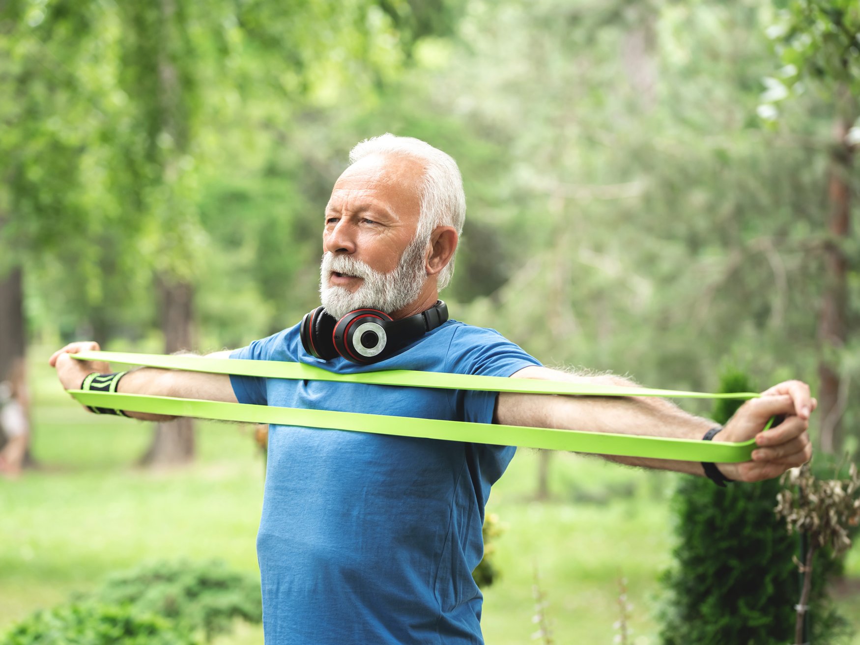 Senior mit Fitnessband