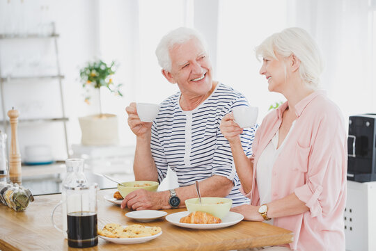 Senioren beim gesunden Frühstück