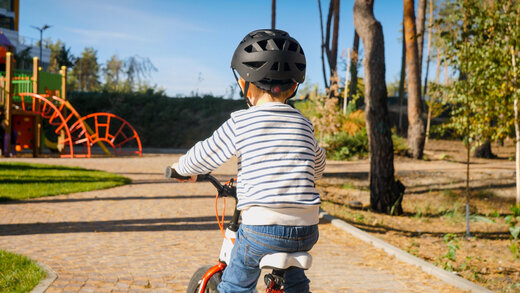 Kind auf dem Fahrrad mit Fahrradhelm