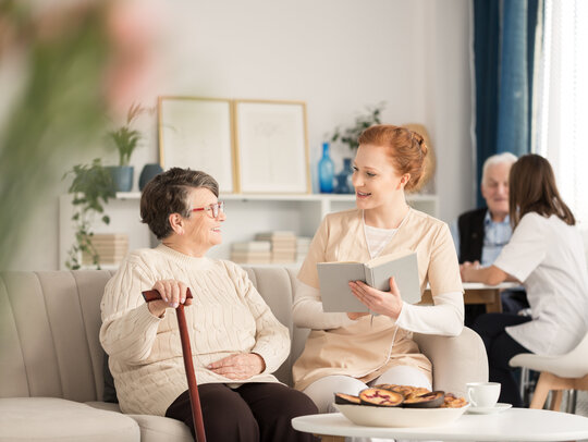 Bild: Pflegefachkraft mit Seniorin im Pflegeheim