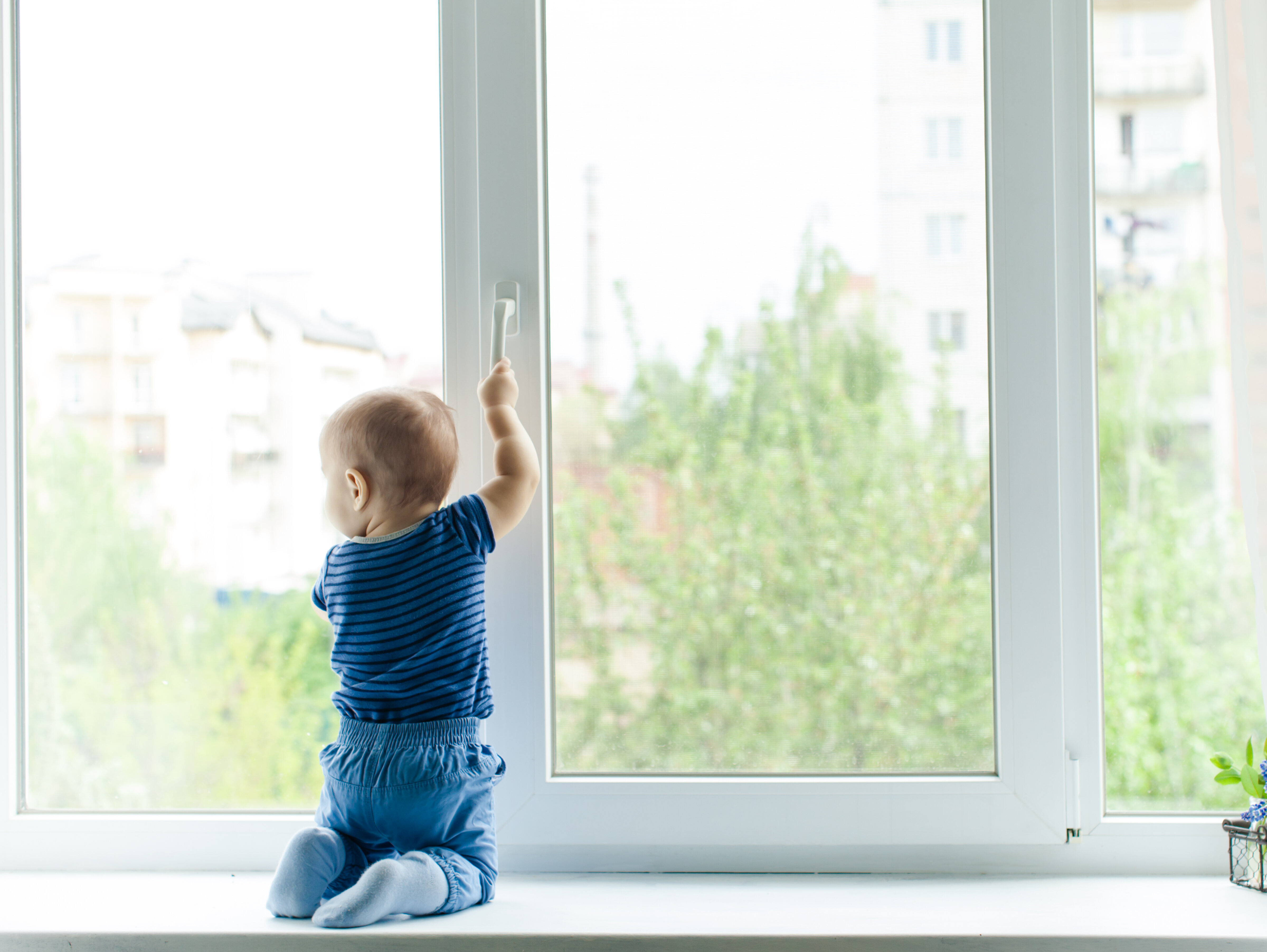 Gefahr von Fensterstürzen von Kinder