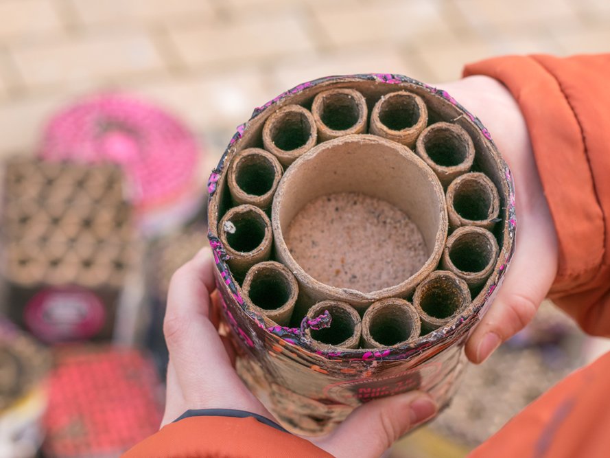 Kind mit gefährlichen Silvesterknallern in der Hand