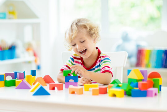 Bild: Kind spielt in seinem Kinderzimmer