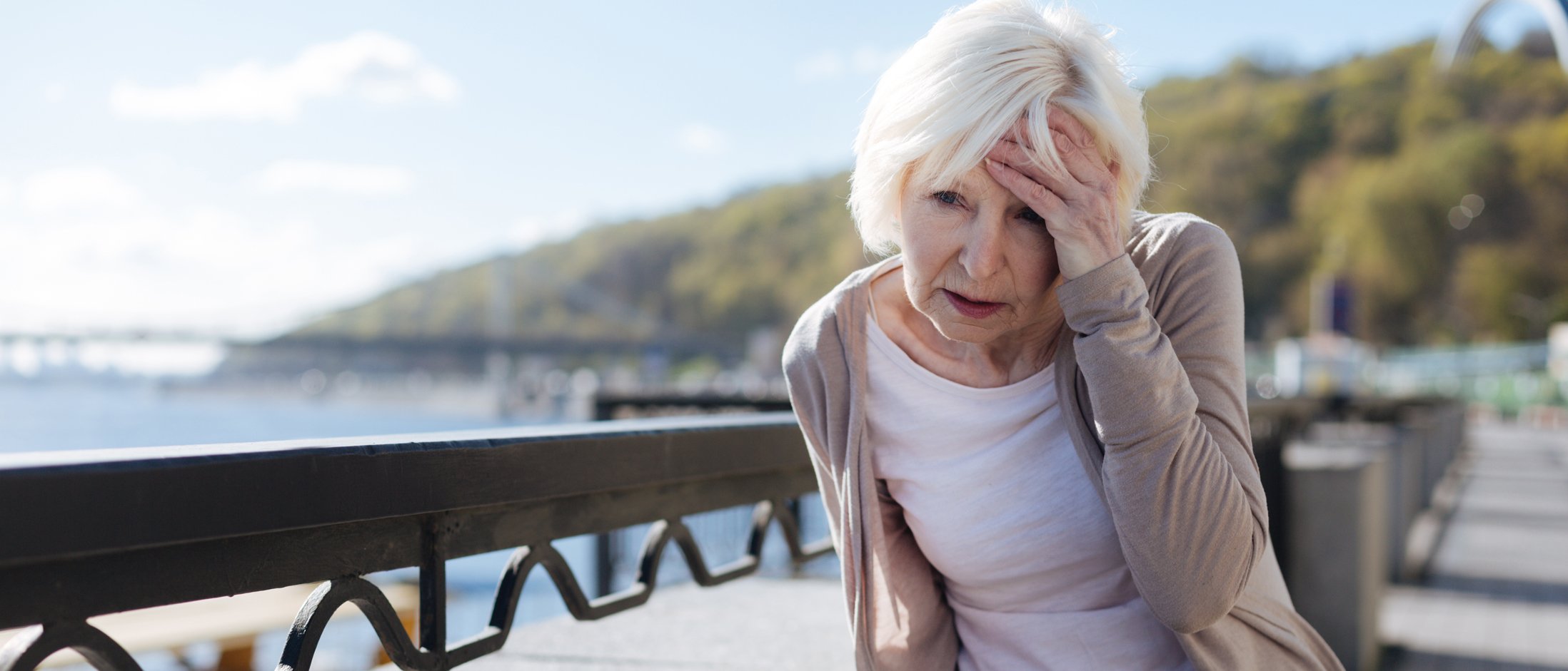 Seniorin mit Schwindel