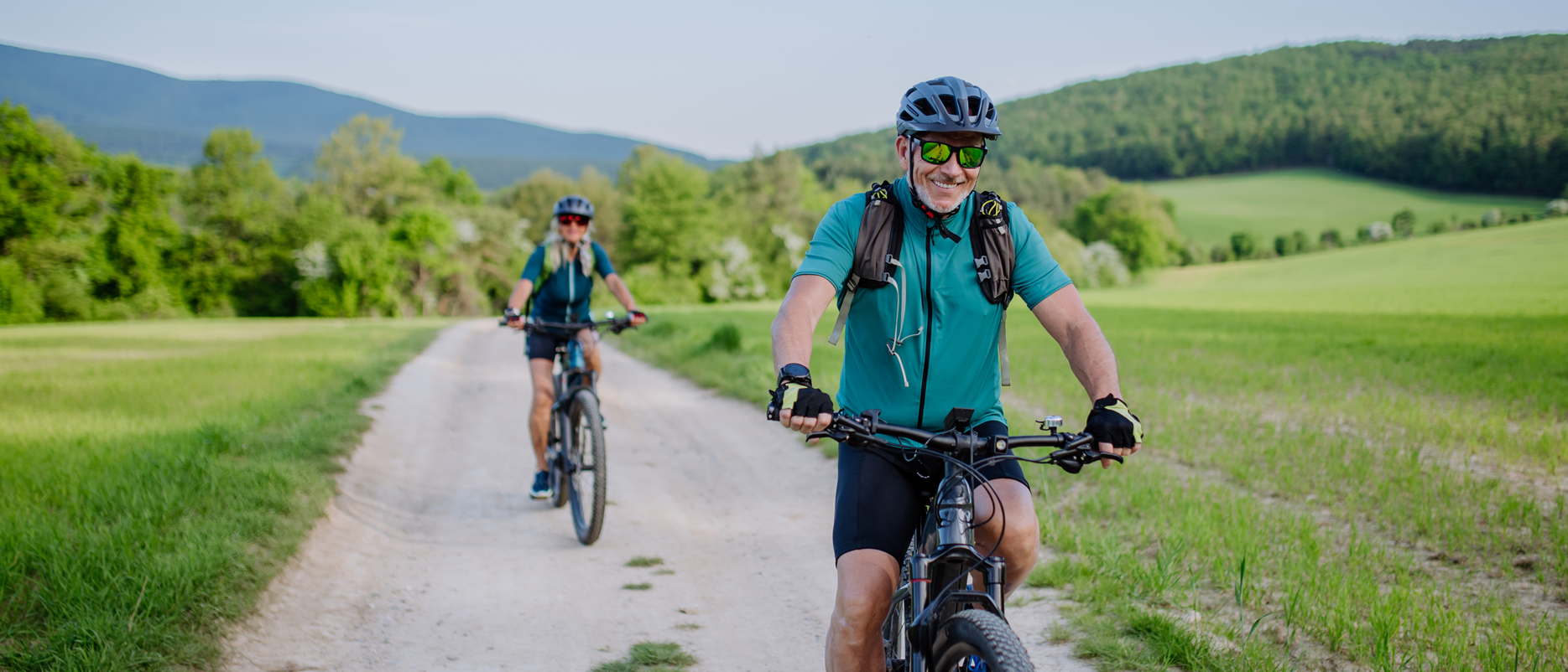 Paar, das im Urlaub E-Bike fährt