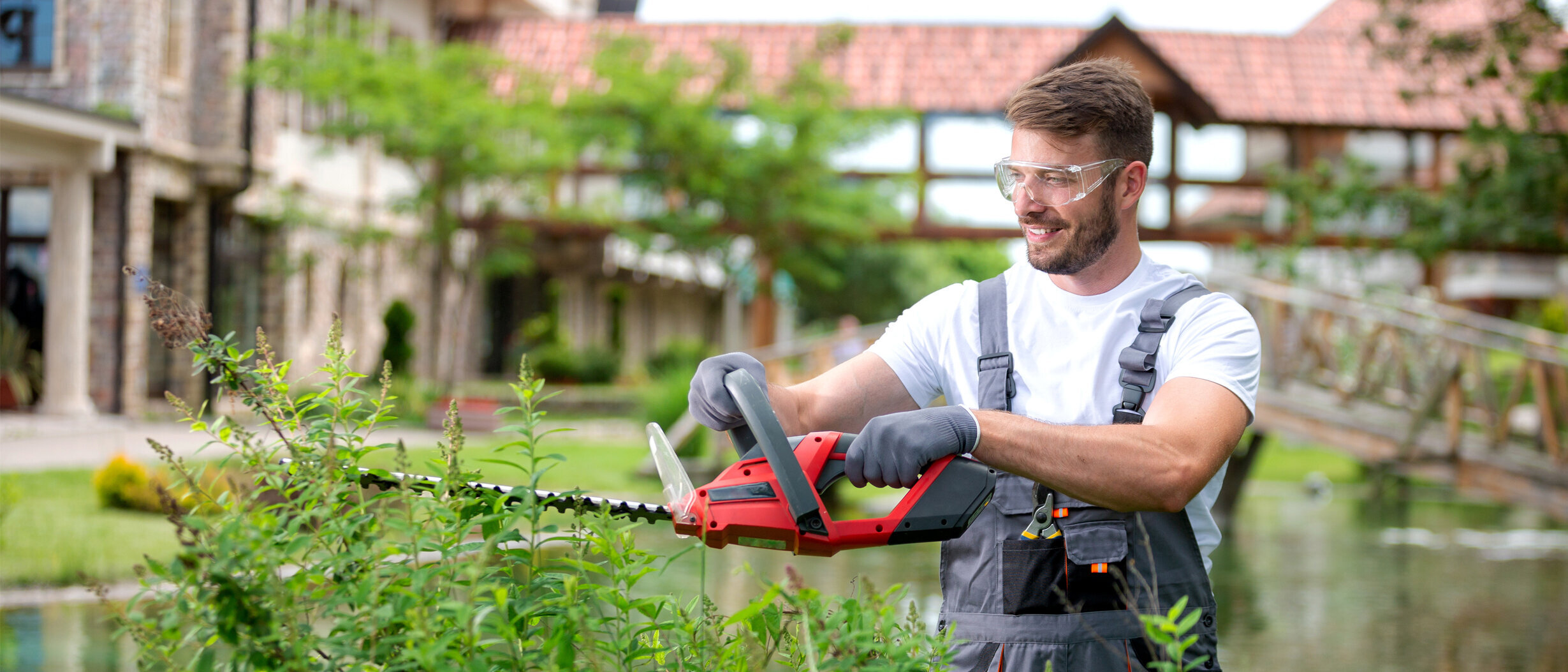 Mann trägt bei der Gartenarbeit eine Schutzausrüstung, um Unfälle zu vermeiden